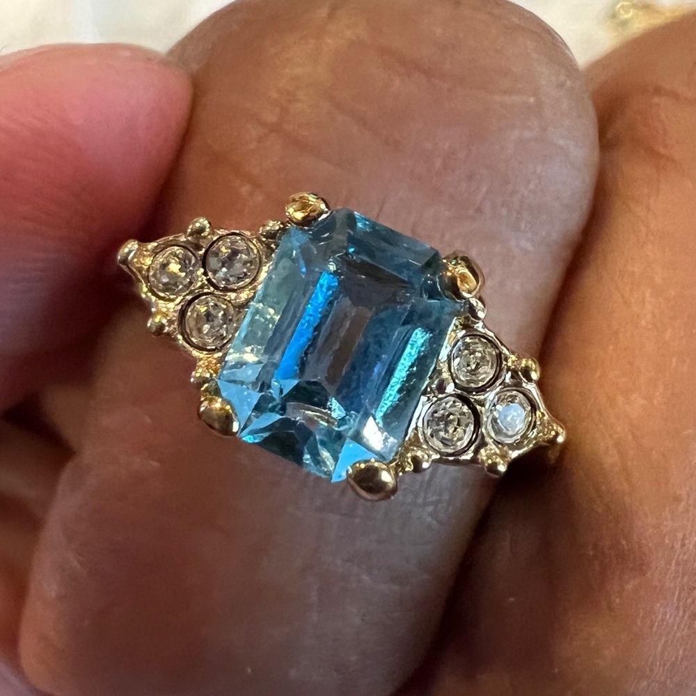 Gold-tone blue topaz ring with crystal accents, size 7.5